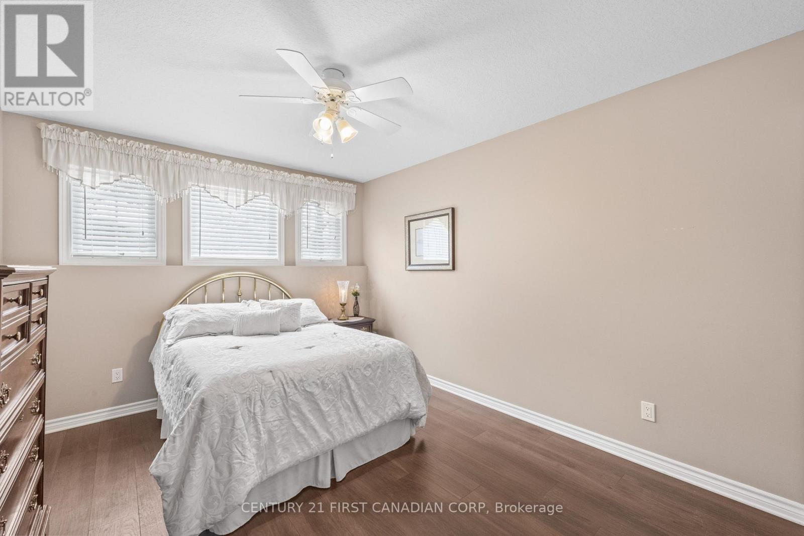 4 OAKWOOD COURT - 28