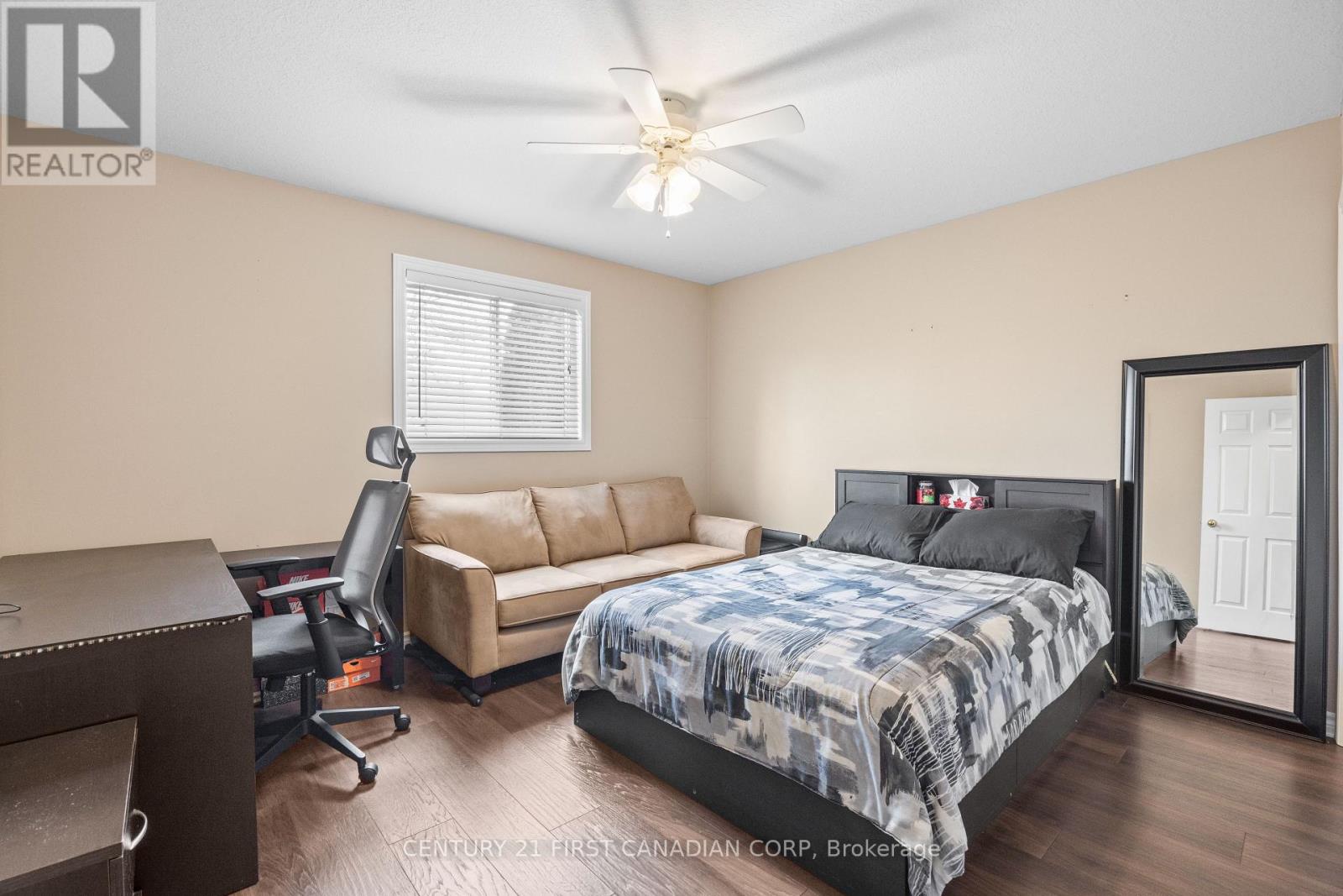 4 OAKWOOD COURT - 30
