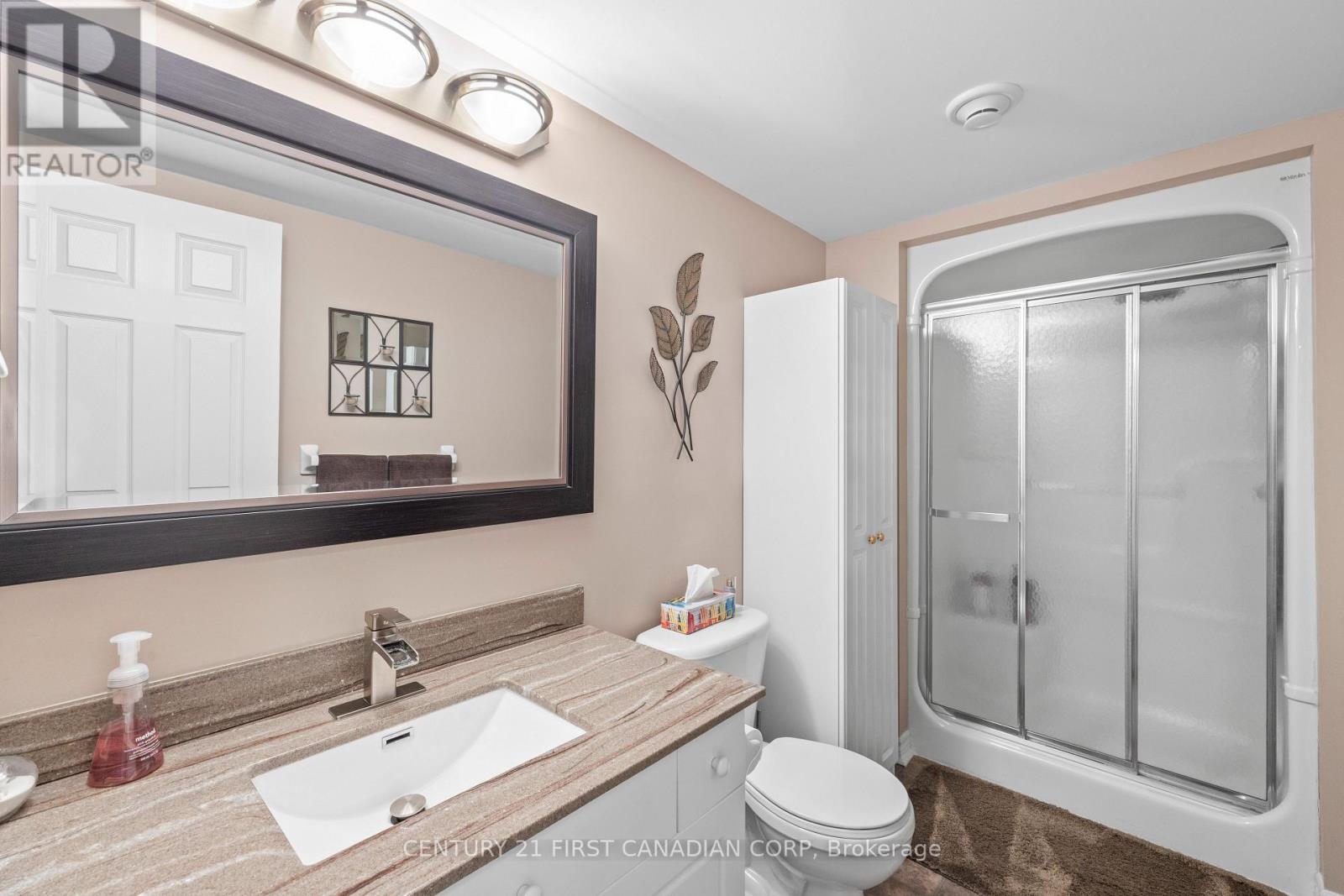 4 OAKWOOD COURT - 32