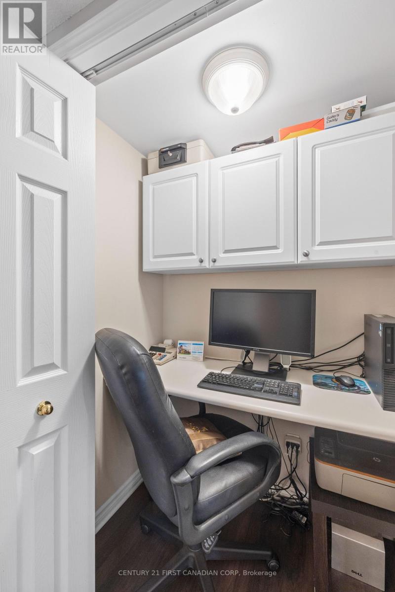4 OAKWOOD COURT - 33