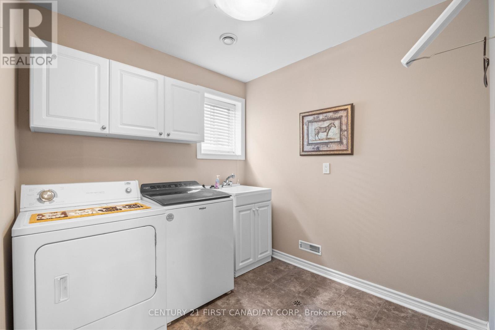 4 OAKWOOD COURT - 34