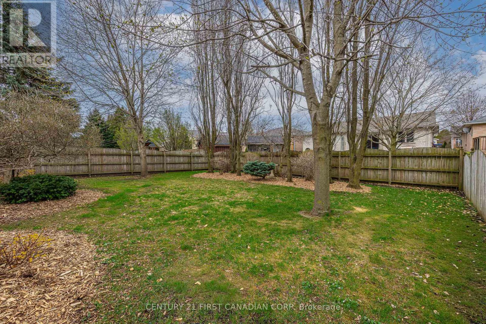 4 OAKWOOD COURT - 36
