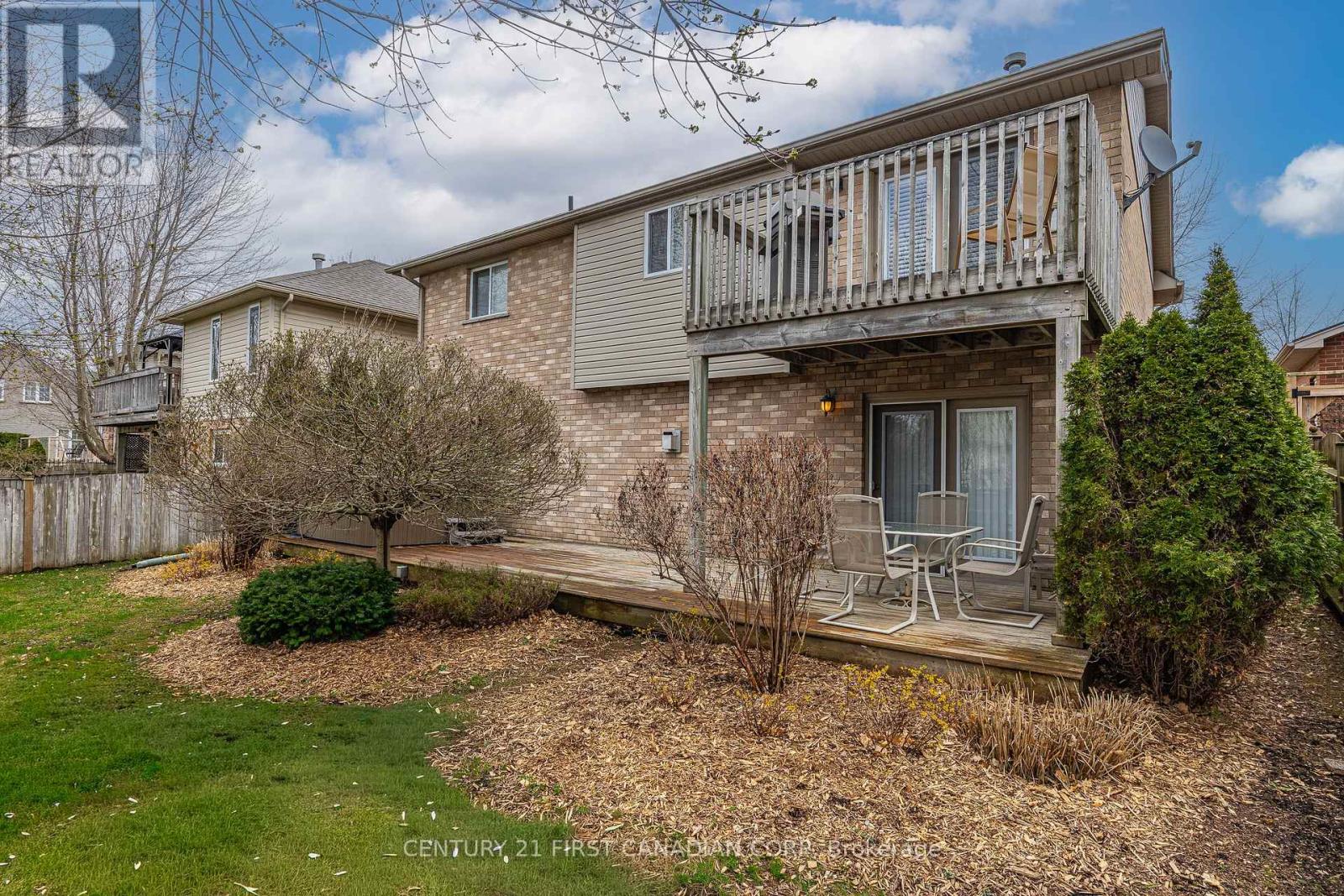 4 OAKWOOD COURT - 38