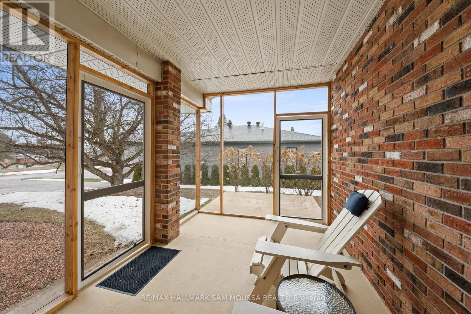 Screened-in Porch - Exterior