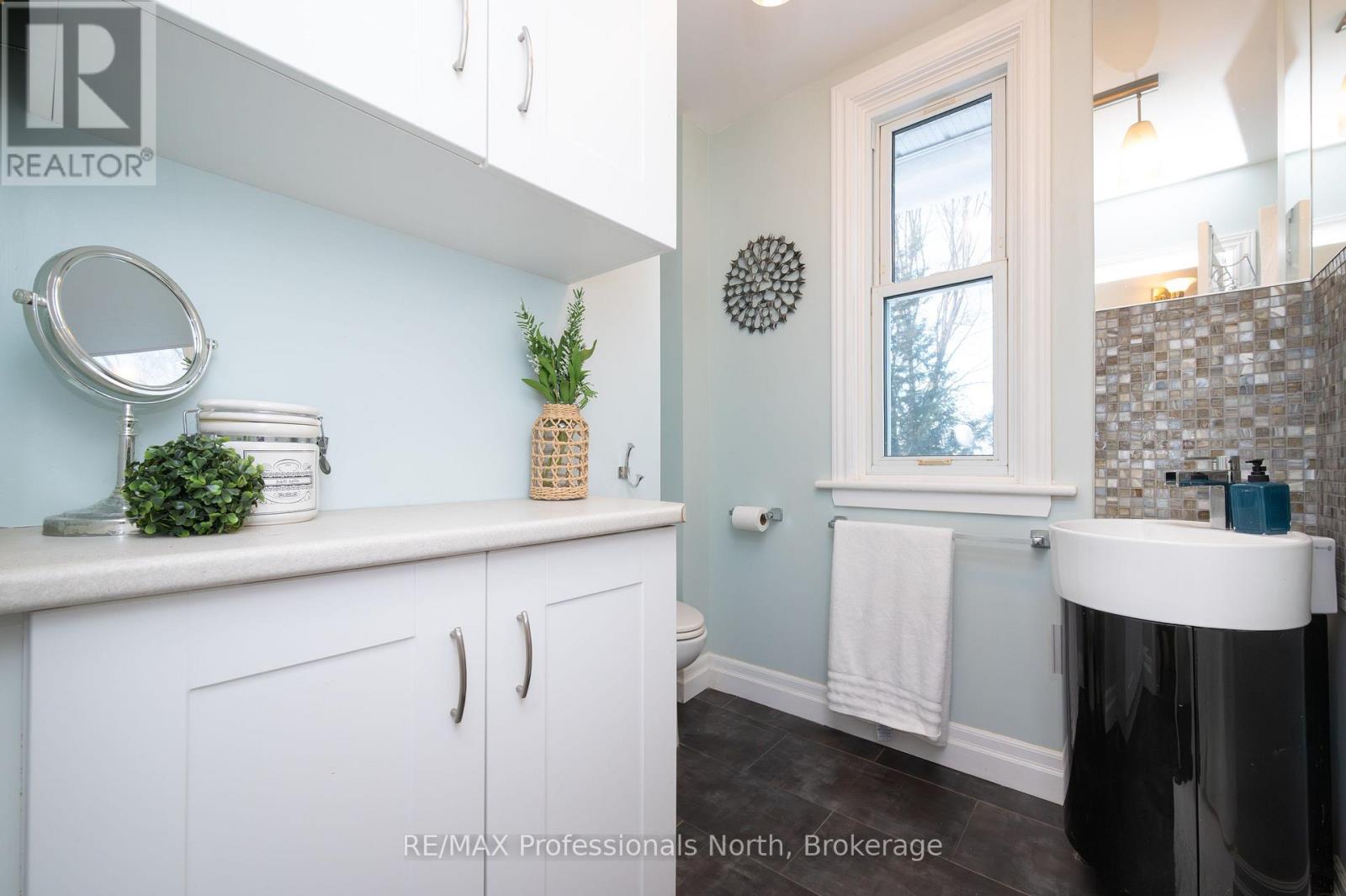 Upper level 4 pc bath