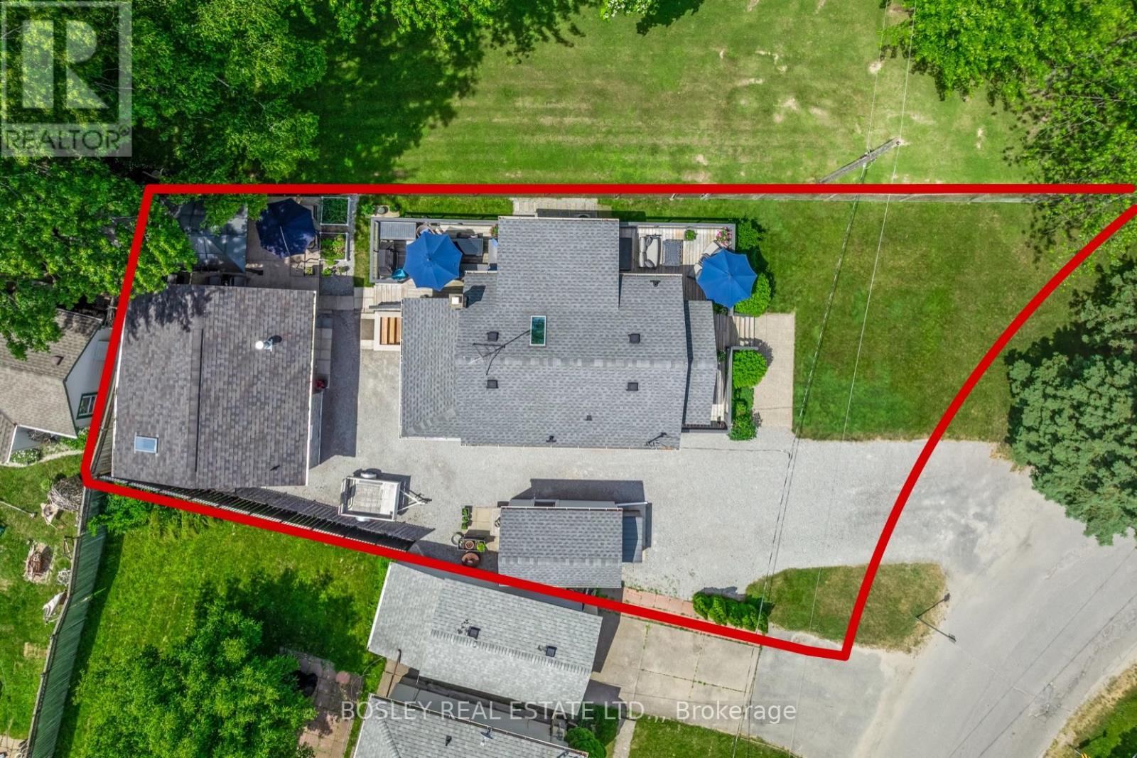 Huge building envelope w/wide beach/park frontage