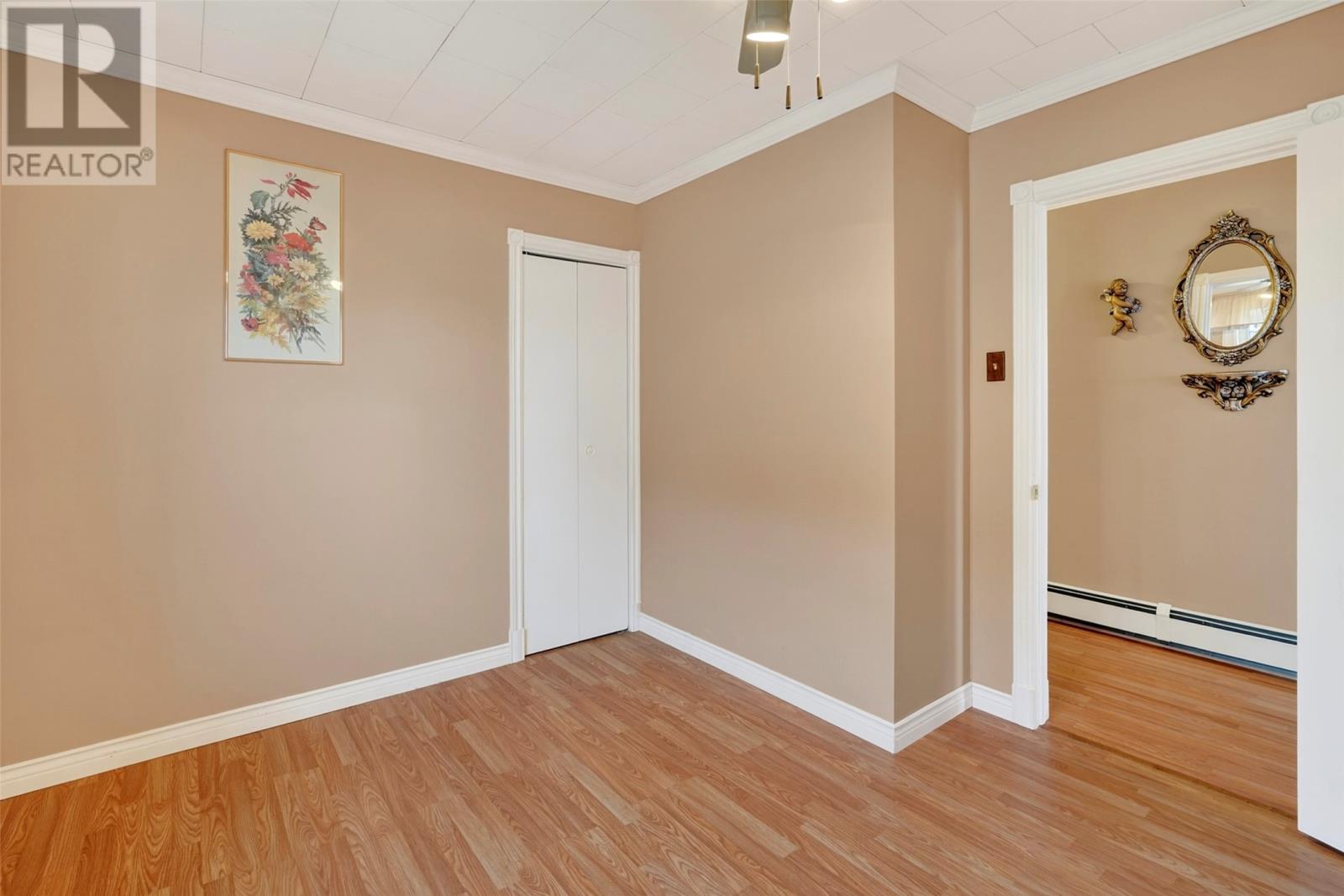 Middle Bedroom pic #2