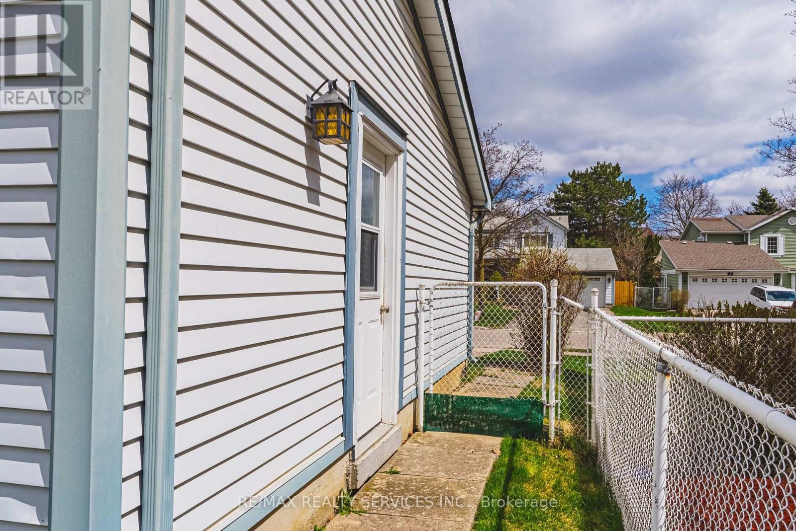 4 MOUNT FOREST DRIVE - 32
