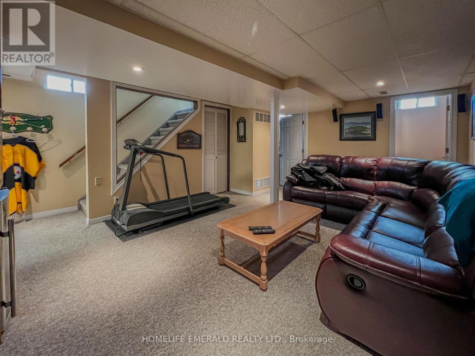1 POTTER CRESCENT - 33