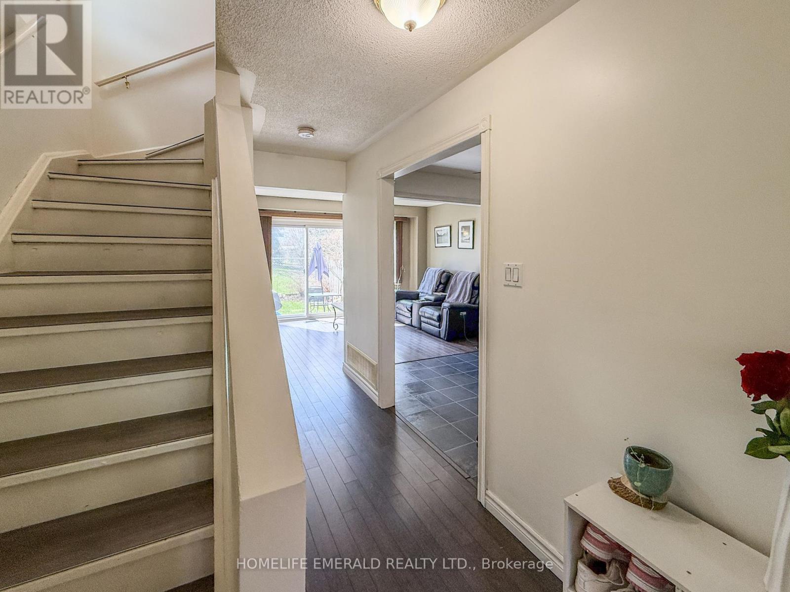1 POTTER CRESCENT - 6