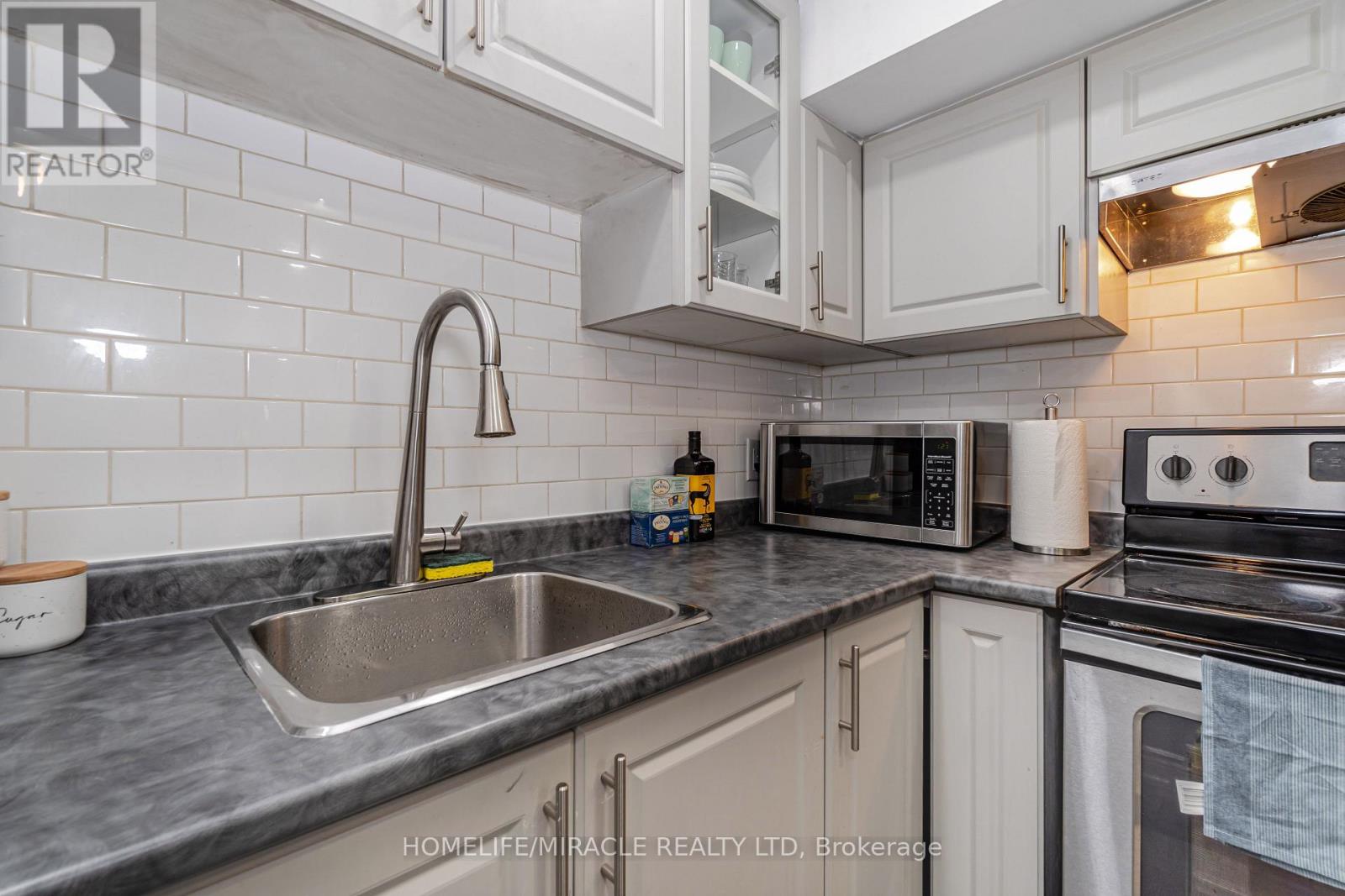 28 SUSSEXVALE DRIVE - 40