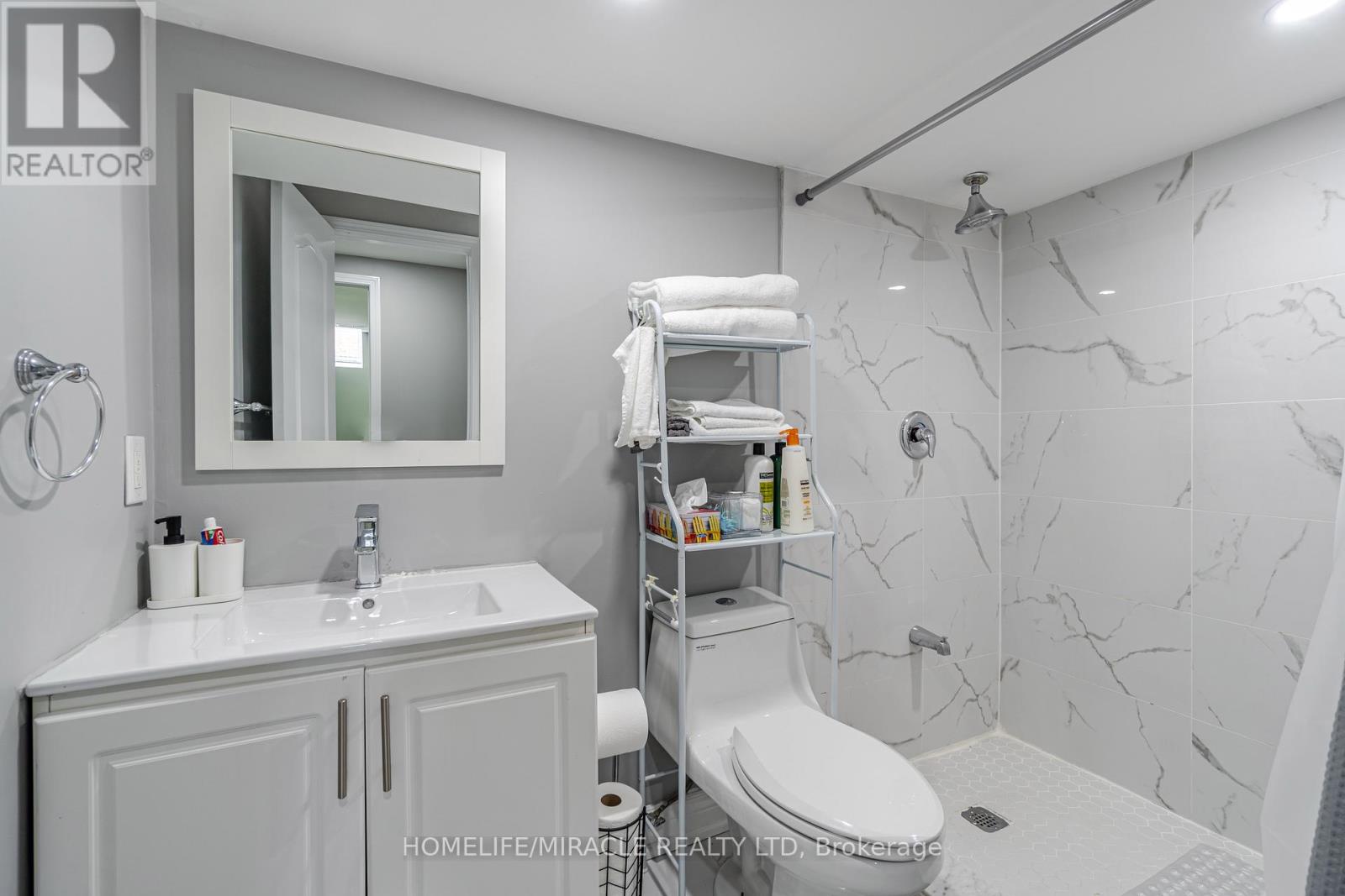 28 SUSSEXVALE DRIVE - 48