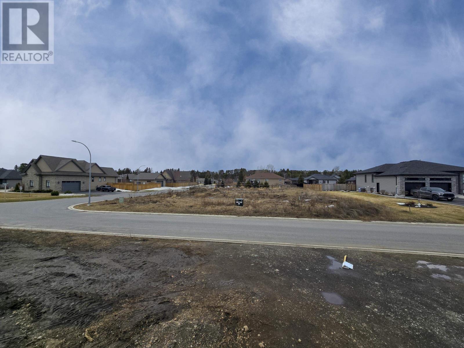 2103 MAGNOLIA DR, THUNDER BAY, Ontario, P7K0J3 — Photo 2