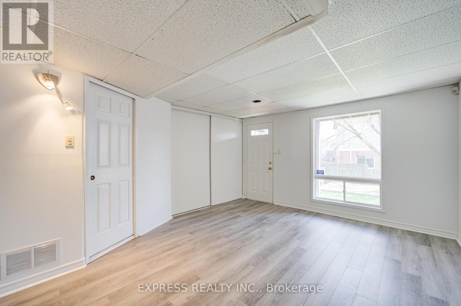 33 SCHOUTEN CRESCENT — photo 40