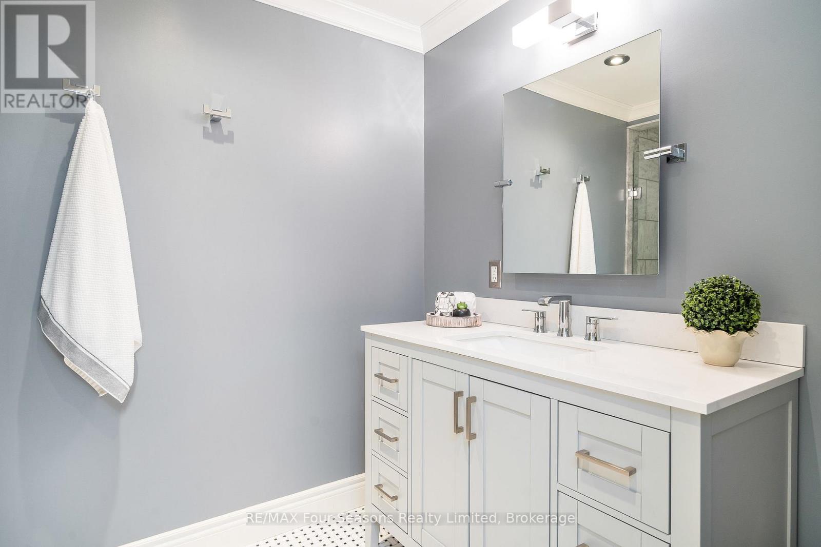 37 CHAMBERLAIN CRESCENT — photo 24