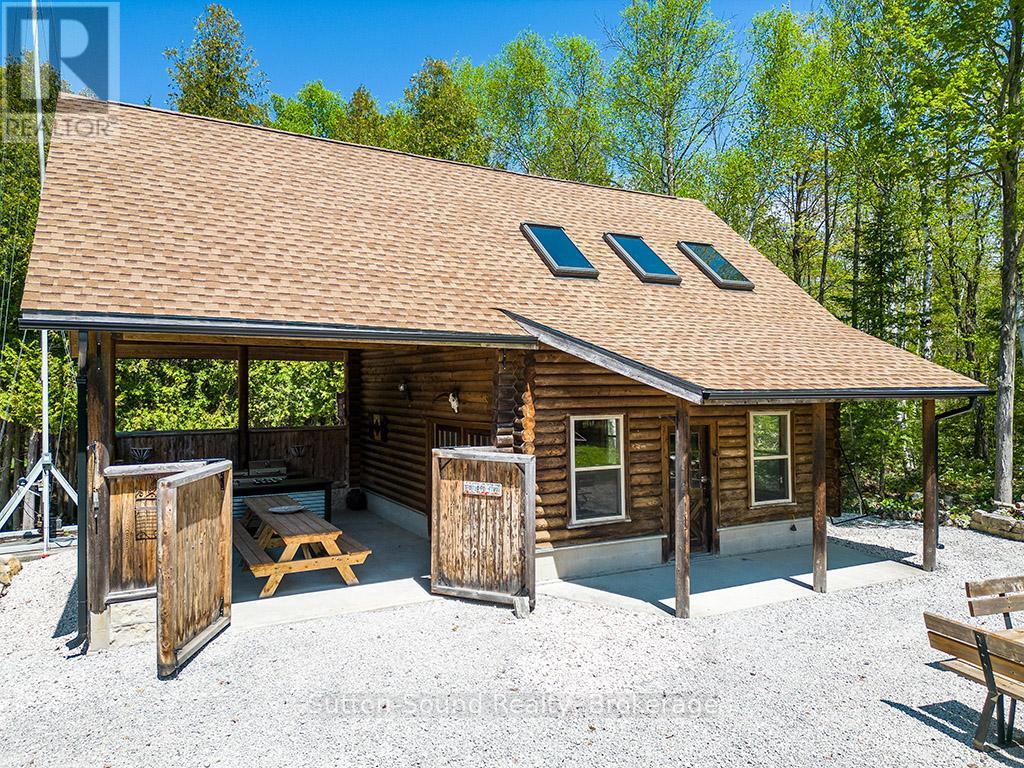 Lodge with outdoor entertainment area
