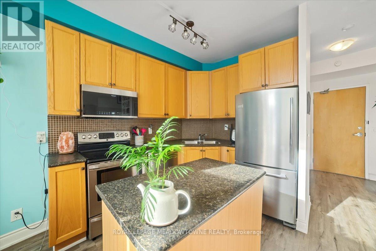 914 - 220 BURNHAMTHORPE ROAD W — photo 10