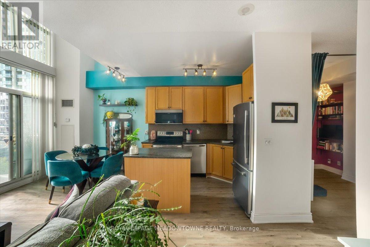 914 - 220 BURNHAMTHORPE ROAD W — photo 12