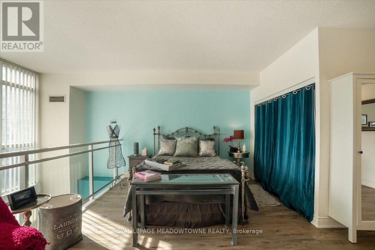 914 - 220 BURNHAMTHORPE ROAD W — photo 25