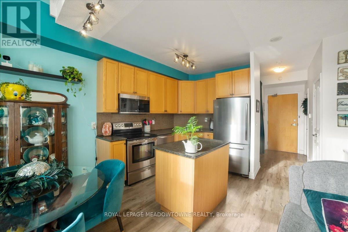 914 - 220 BURNHAMTHORPE ROAD W — photo 8