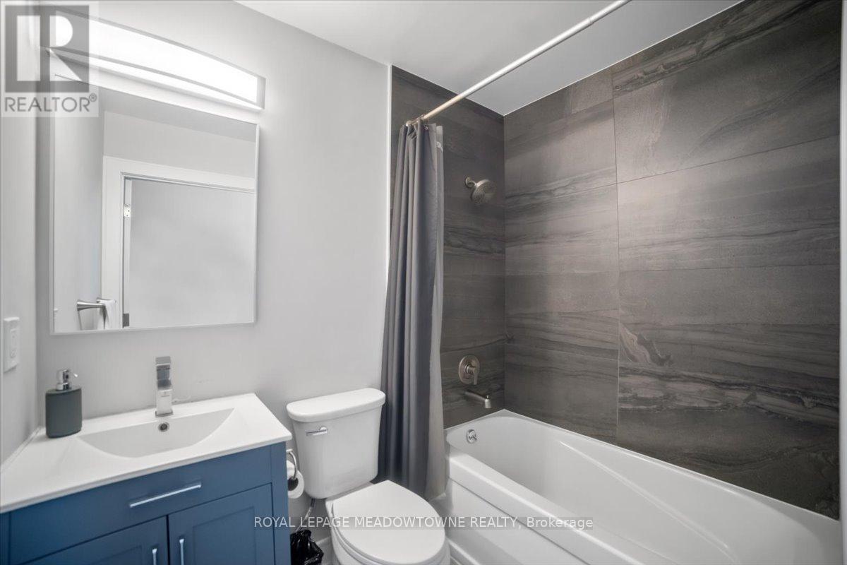 914 - 220 BURNHAMTHORPE ROAD W — photo 47