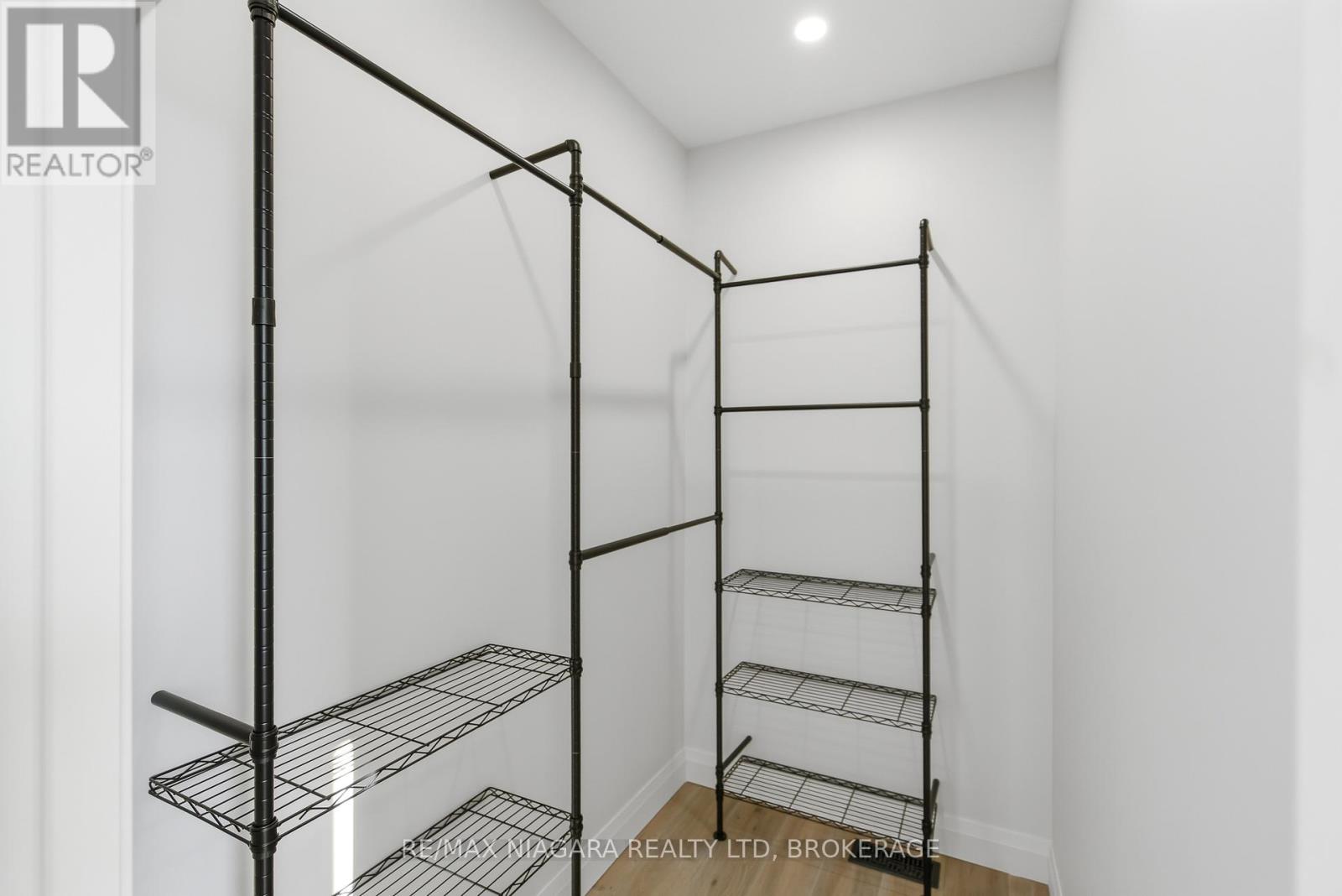 CUSTOMIZABLE WALK IN CLOSET