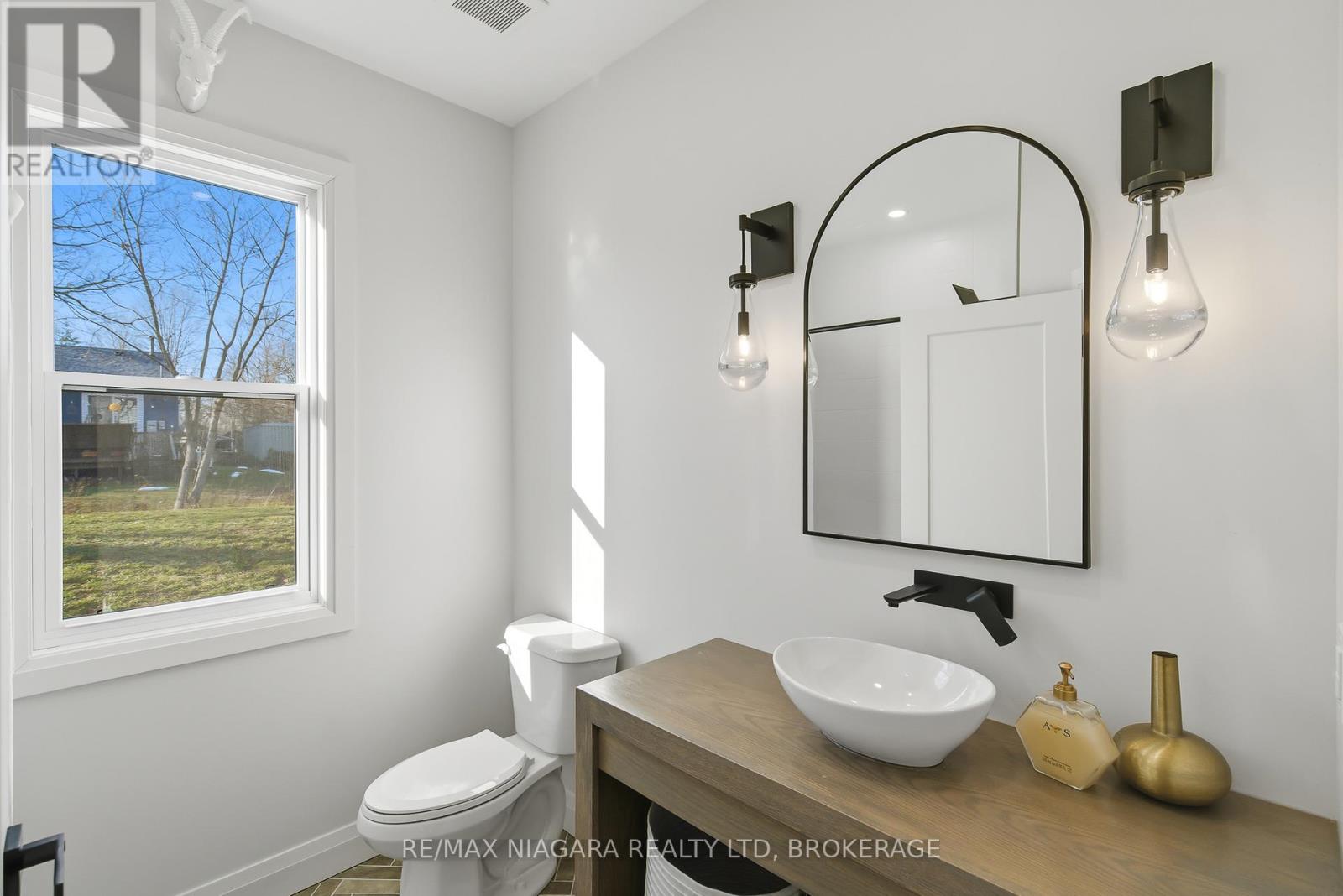 CUSTOM VANITY