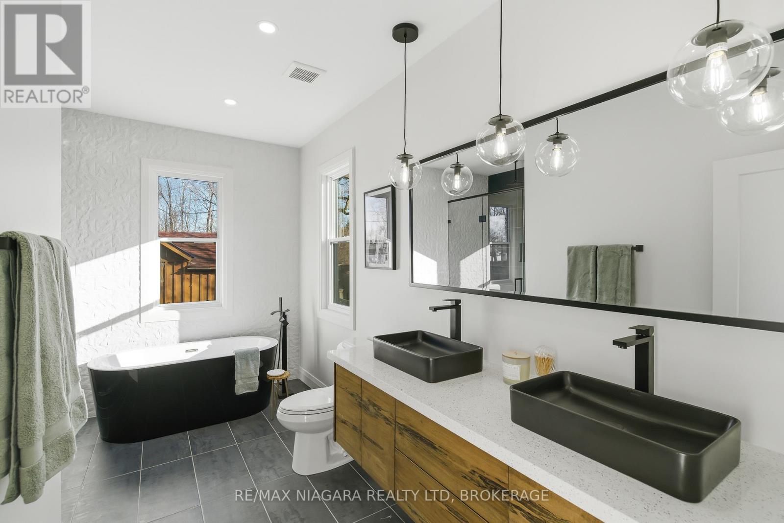 5 PC ENSUITE WITH SOAKER TUB AND DUAL SINKS