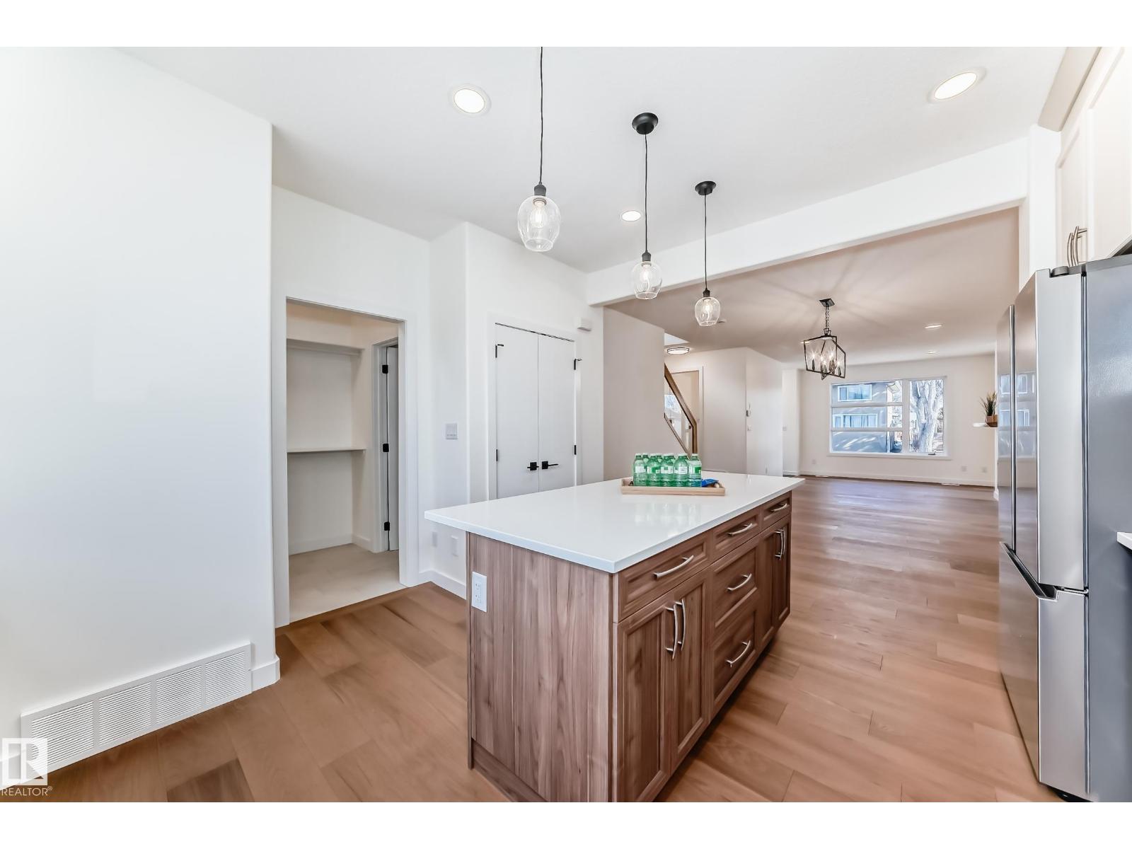 10721 70 AV NW - 9