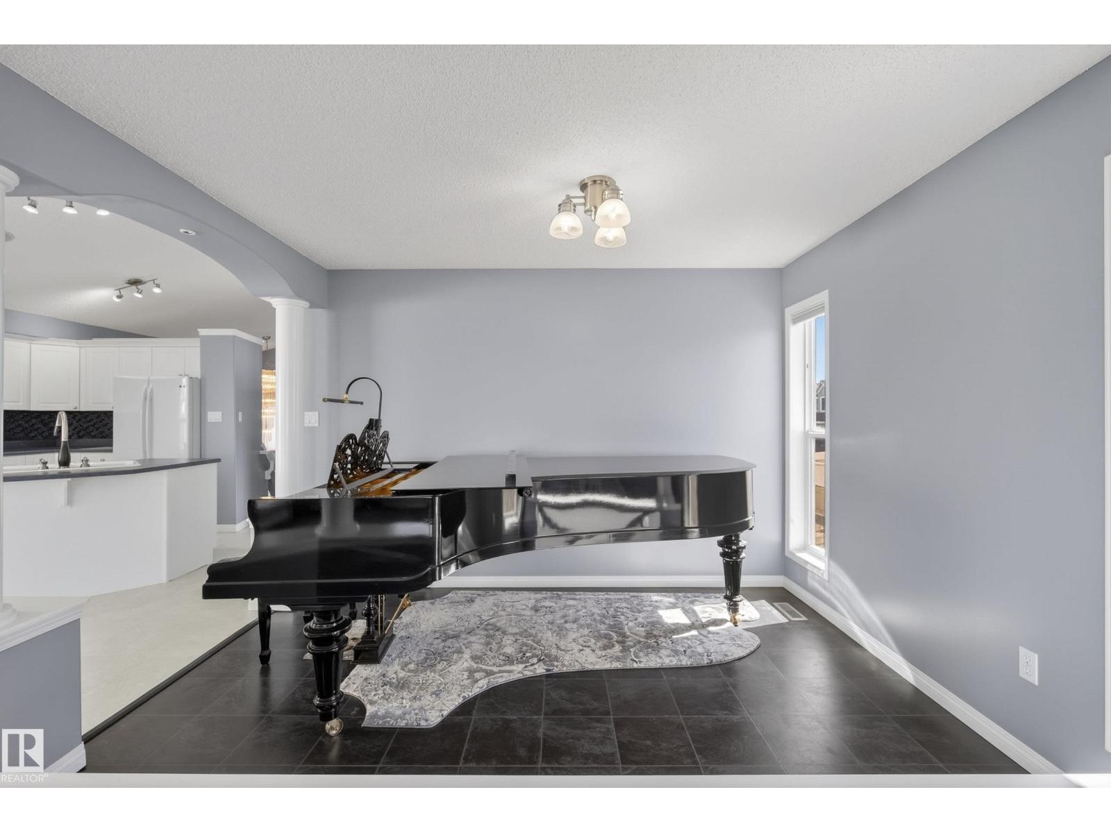 720 87 ST SW, Edmonton