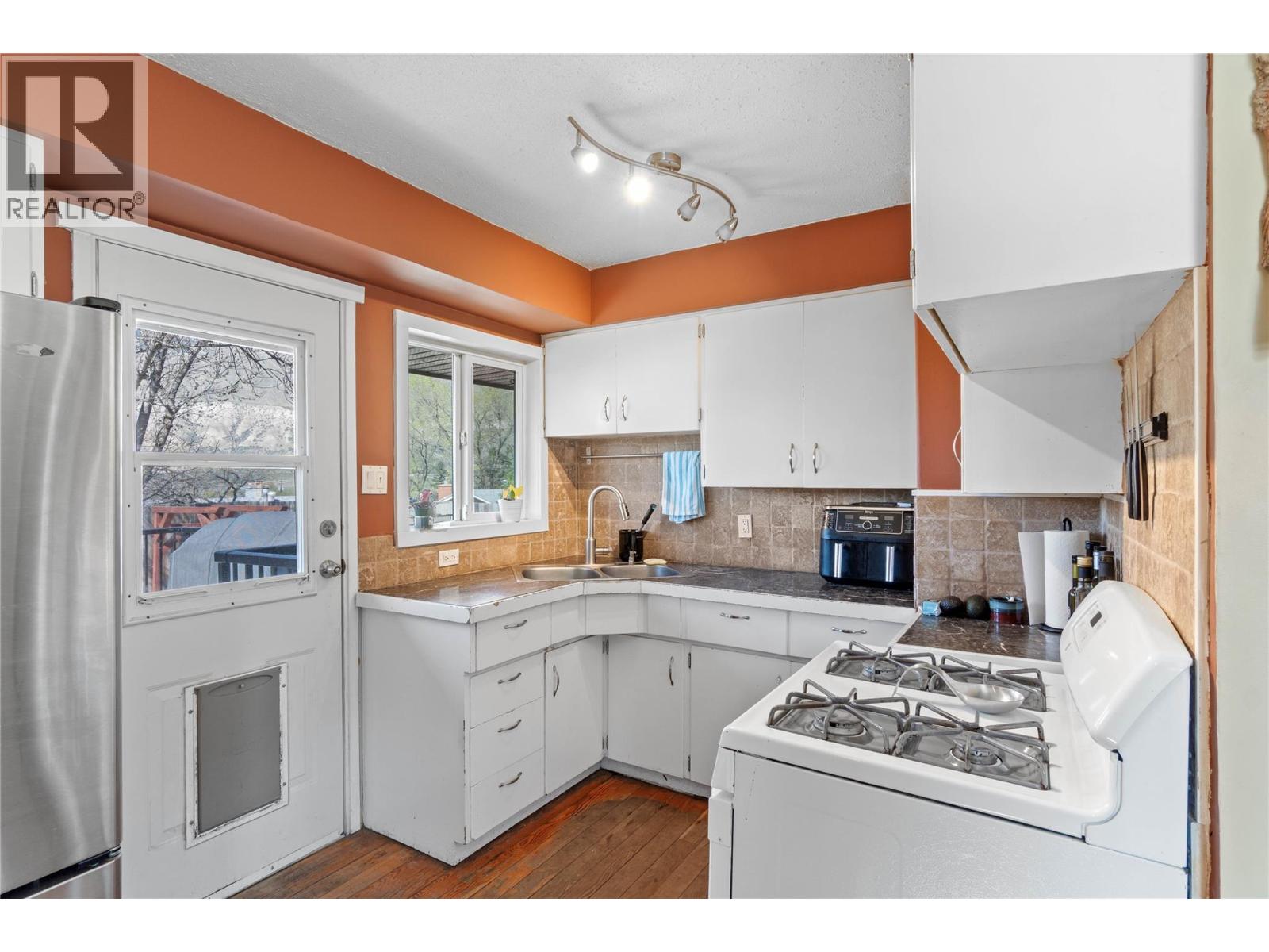 2164 CRESCENT Drive - 7