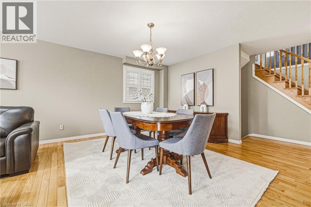 228 HOLBEACH Crescent, Waterloo, Ontario, N2J4Y7 — Photo 4
