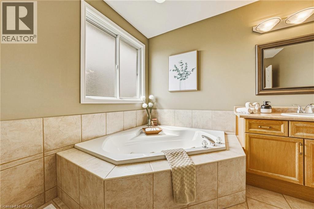 228 HOLBEACH Crescent, Waterloo, Ontario, N2J4Y7 — Photo 23