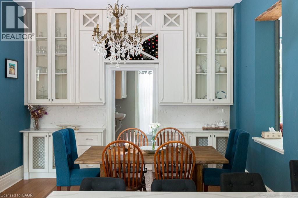 Custom built-ins to match those in kitchen