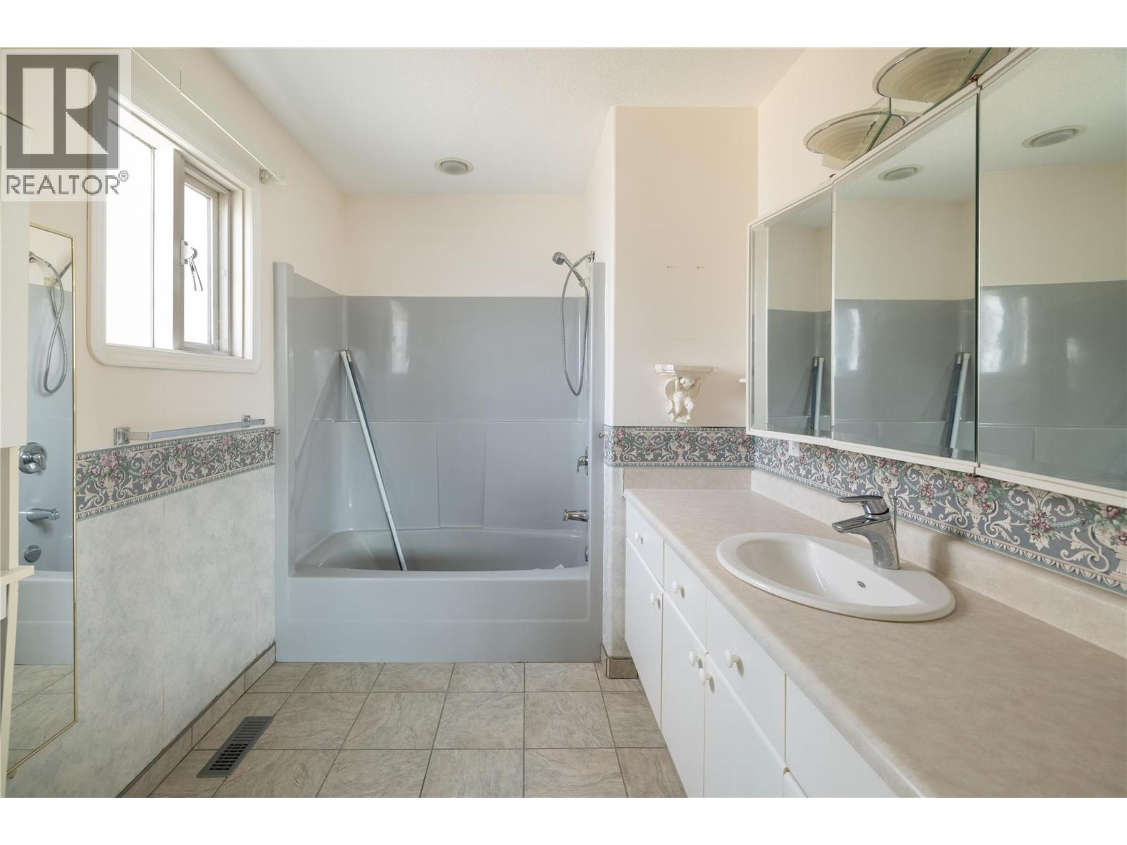 4805 Valleyview Place, Vernon