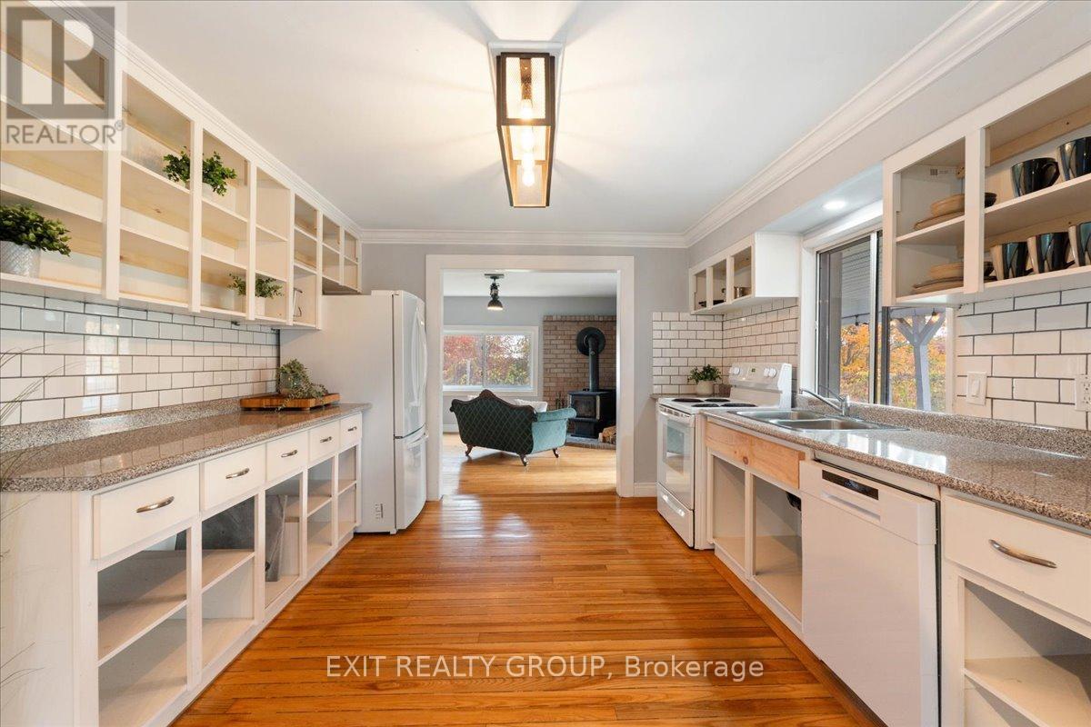 895 ENGLISH SETTLEMENT ROAD — photo 10