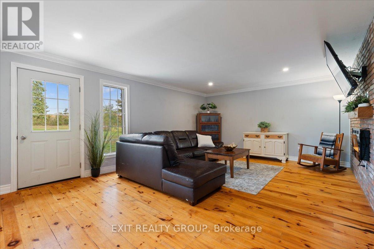 895 ENGLISH SETTLEMENT ROAD — photo 7