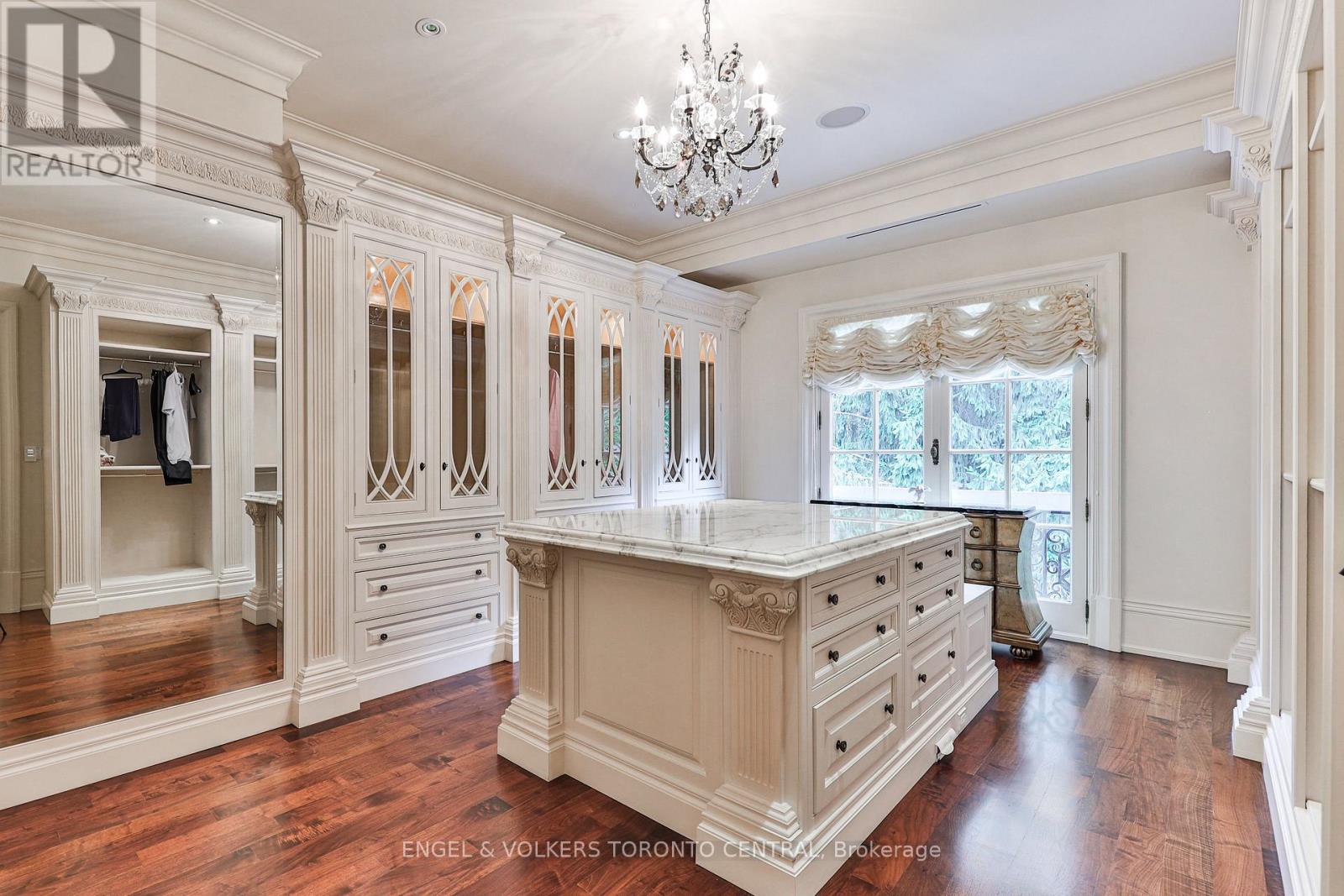 489 LAKESHORE ROAD E - 43