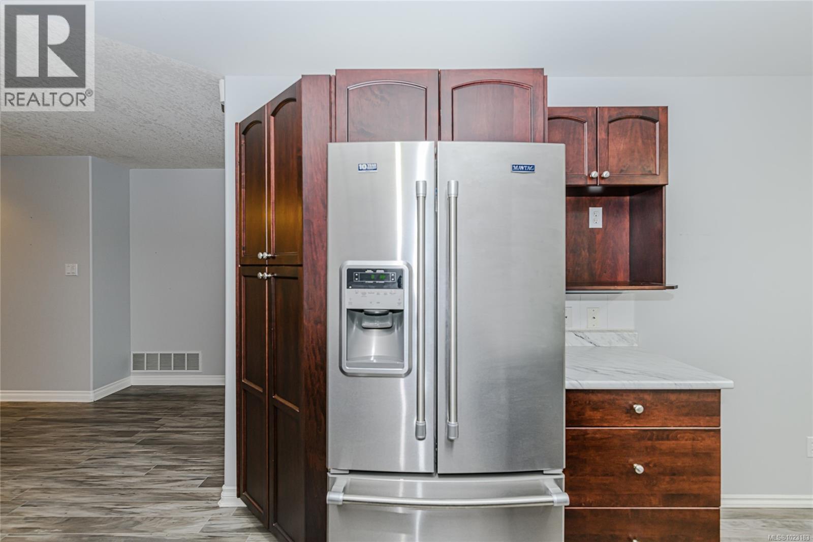 Built in pantry, microwave shelf and plenty of cabinets / drawers.