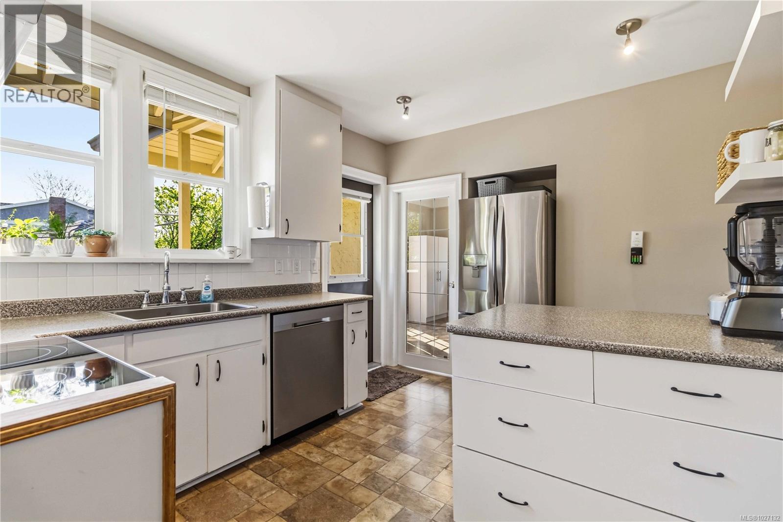  895 Falkland Road, Oak Bay