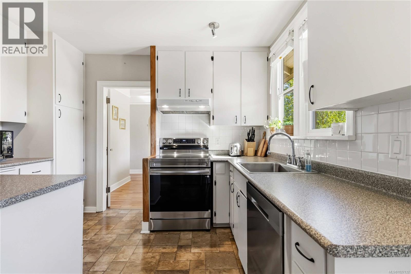  895 Falkland Road, Oak Bay