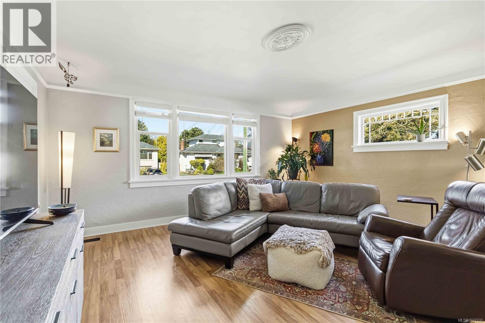  895 Falkland Road, Oak Bay