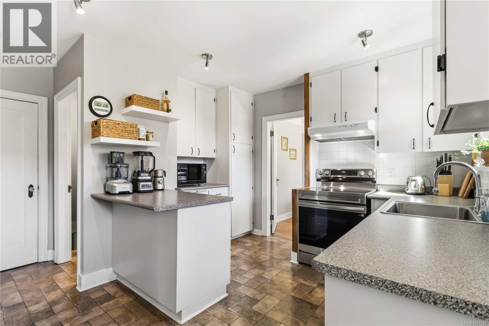  895 Falkland Road, Oak Bay