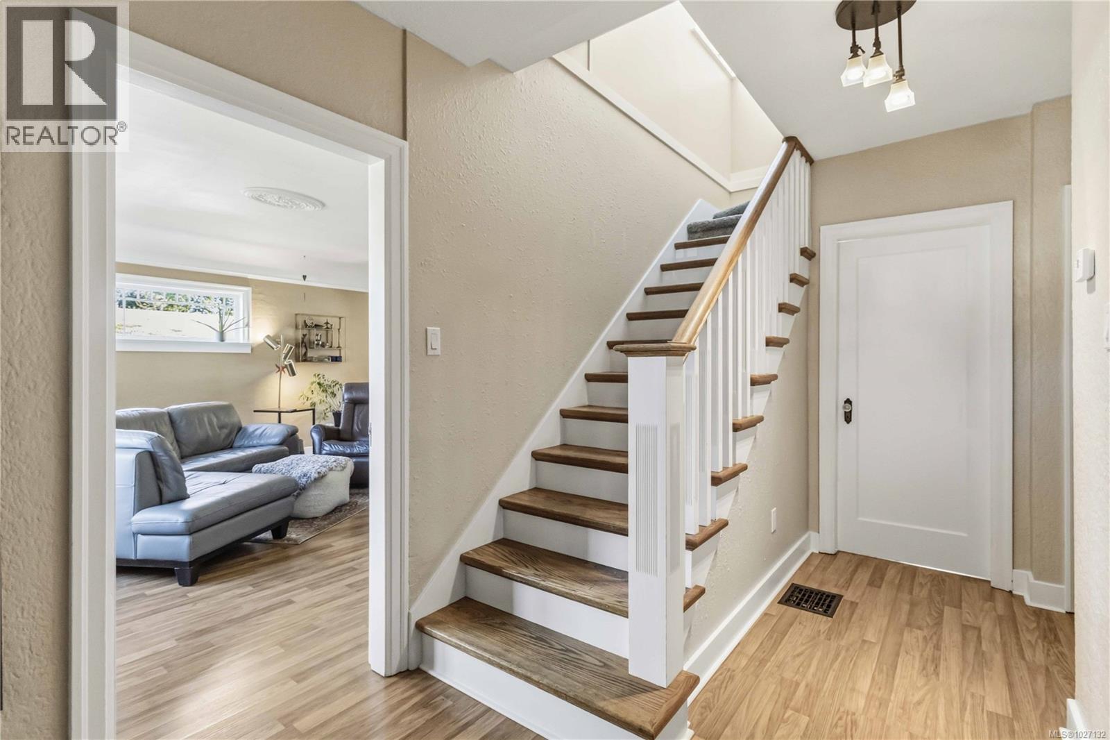  895 Falkland Road, Oak Bay