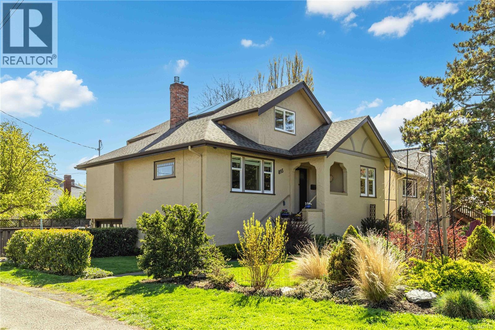  895 Falkland Road, Oak Bay