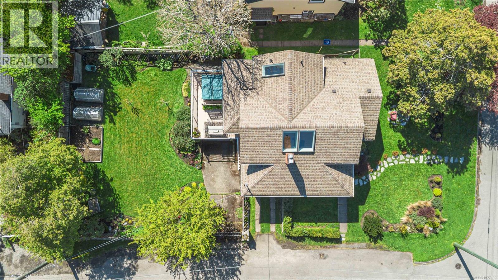  895 Falkland Road, Oak Bay