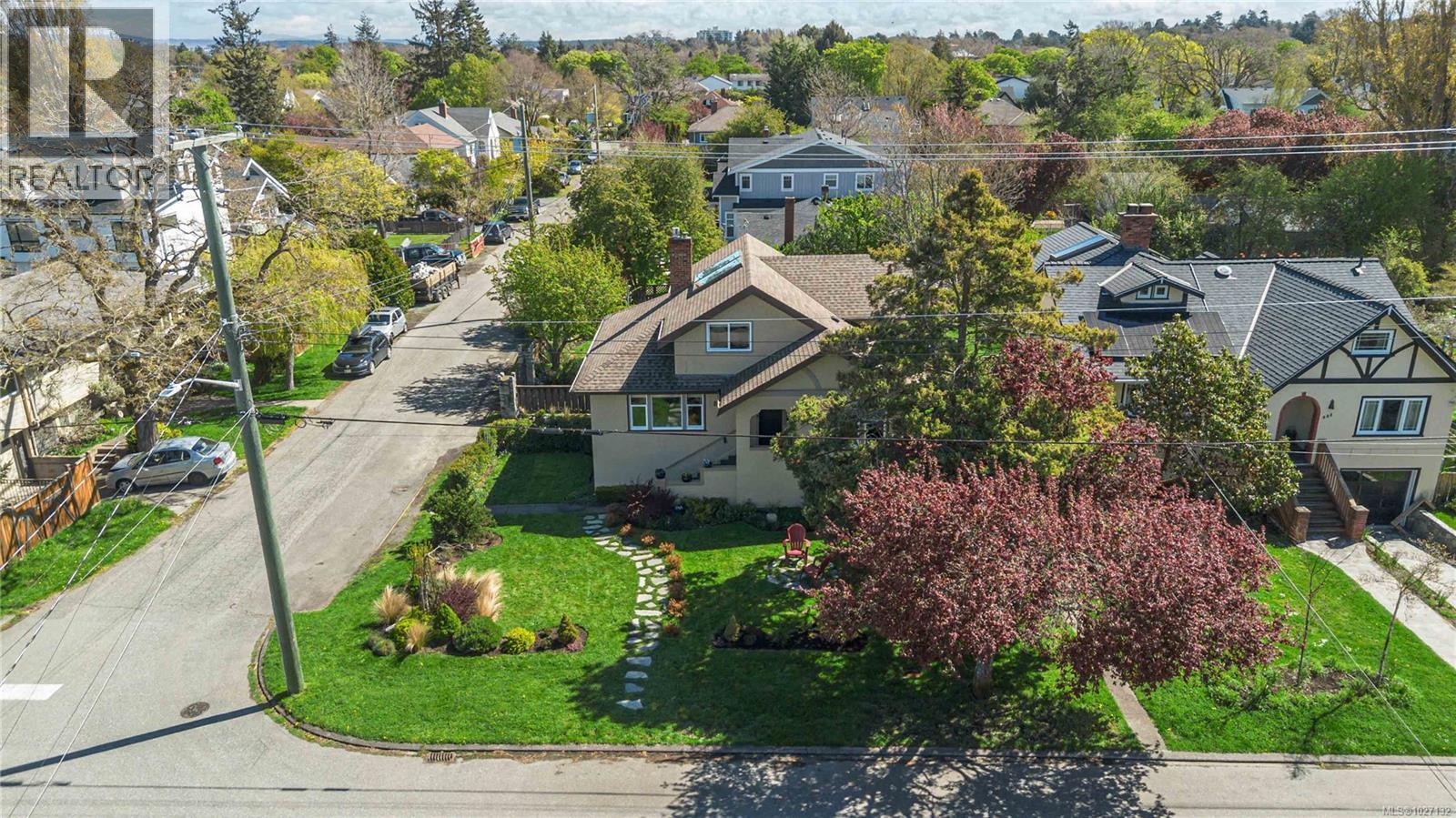  895 Falkland Road, Oak Bay