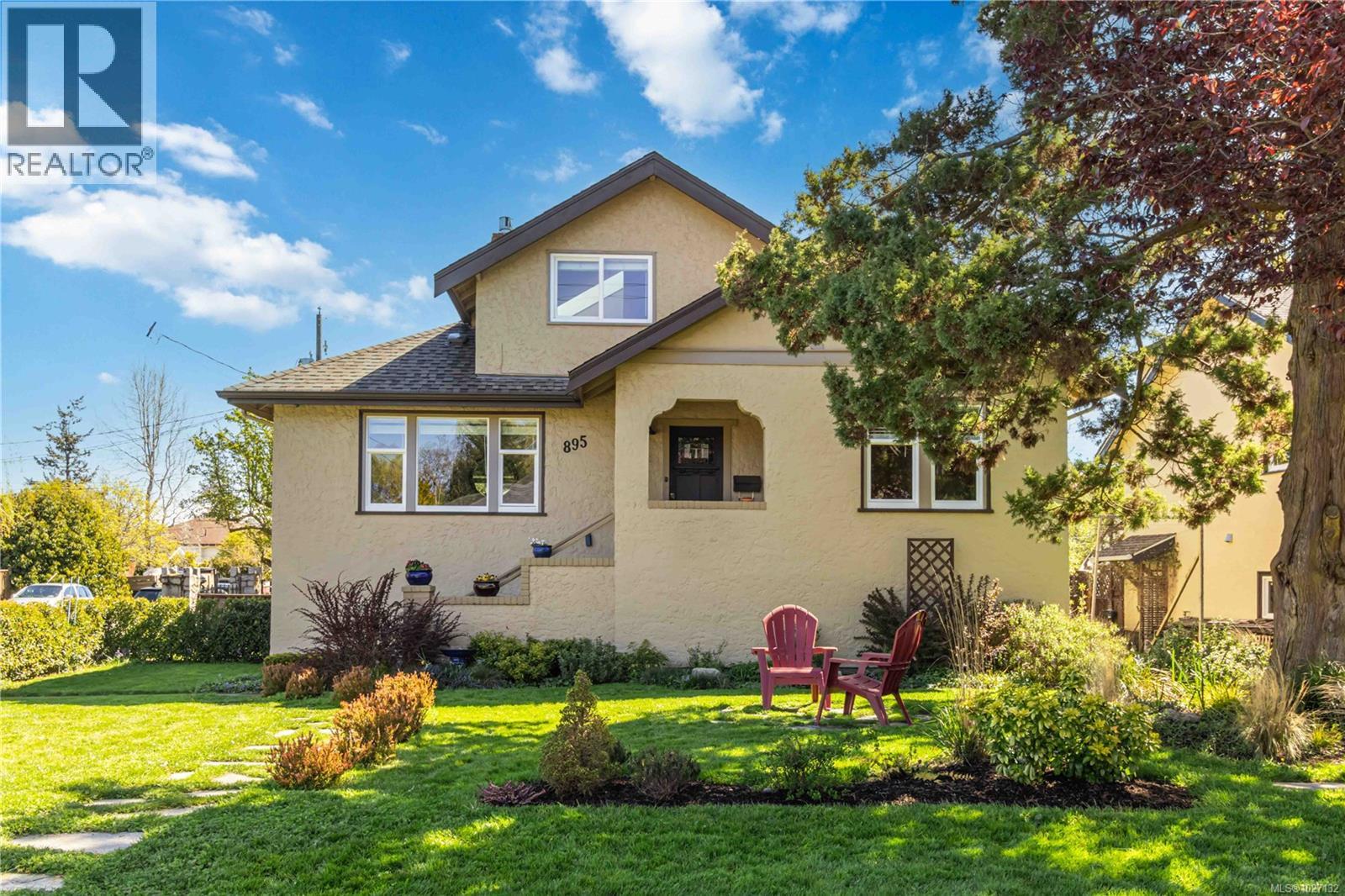  895 Falkland Road, Oak Bay
