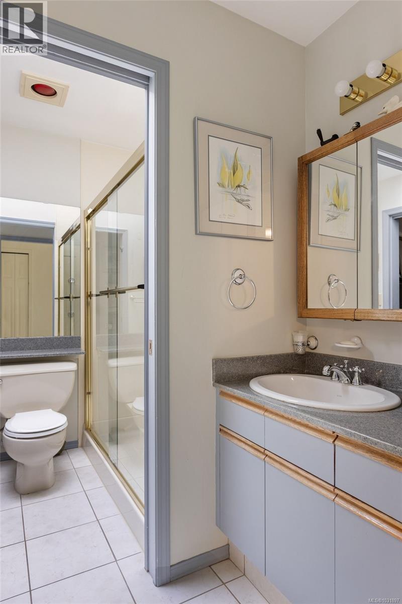 21 5156 Cordova Bay Road, Saanich