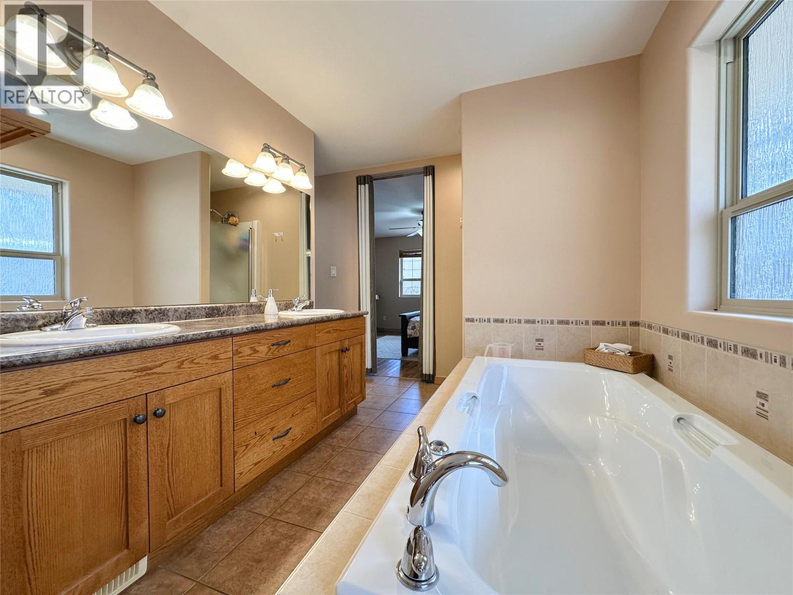 4005 FAIRWINDS Drive, Osoyoos